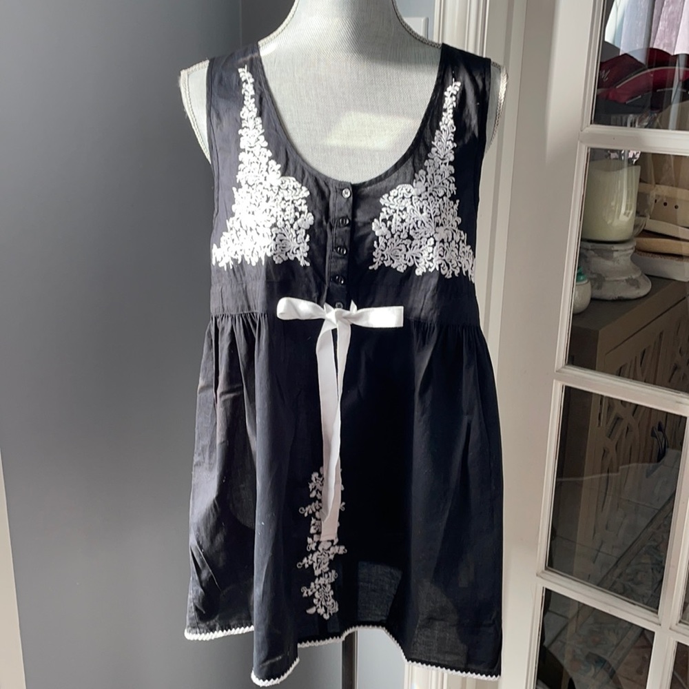 Karen Kane sleeveless Top